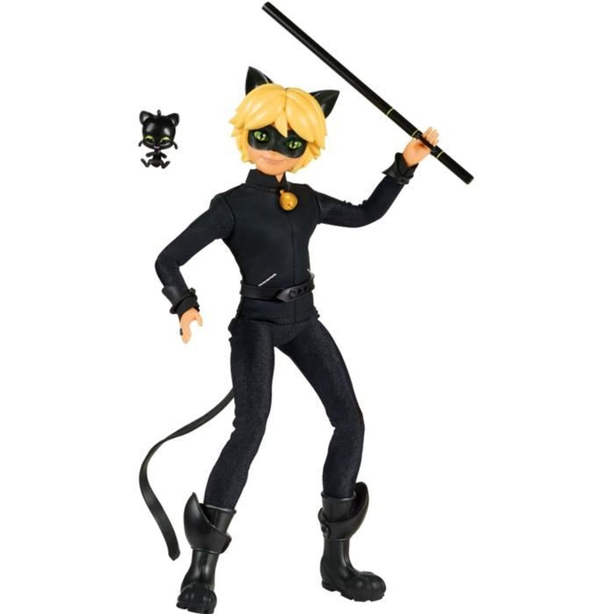 Eine Cat Noir-Puppe mit blonden Haaren, schwarzem Outfit und Stab. Eine kleine Katzenfigur befindet sich daneben. Alles vor weißem Hintergrund.