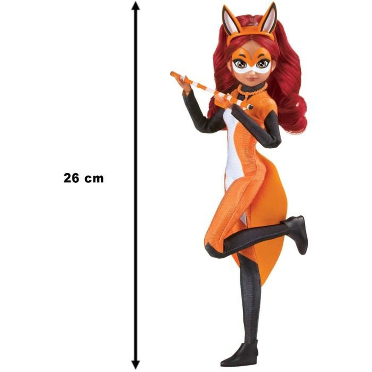Eine Puppe eines weiblichen Superhelden in orange-weißem Anzug, Fuchsohren, rotem Haar, hält einen gestreiften Stab und schwarze Stiefel.