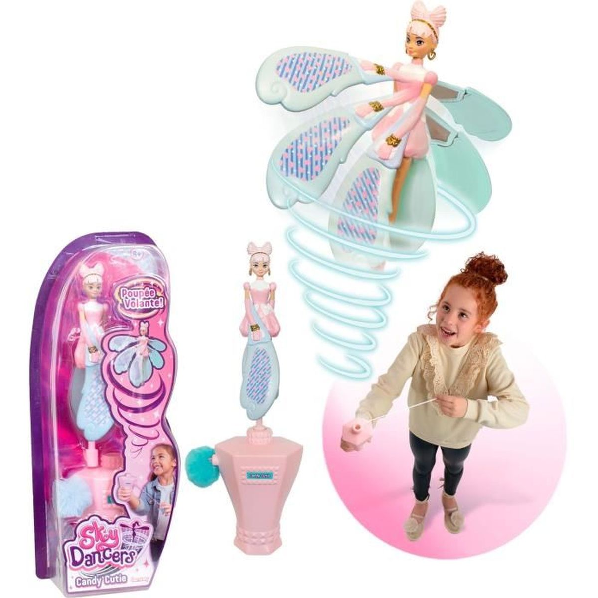 Ein Mädchen mit einer Spielzeugpuppe. Die Puppe hat Flügel und ist rosa. Das Mädchen hält eine Schnur des Spielzeugs. Andere Spielzeugteile sind abgebildet.