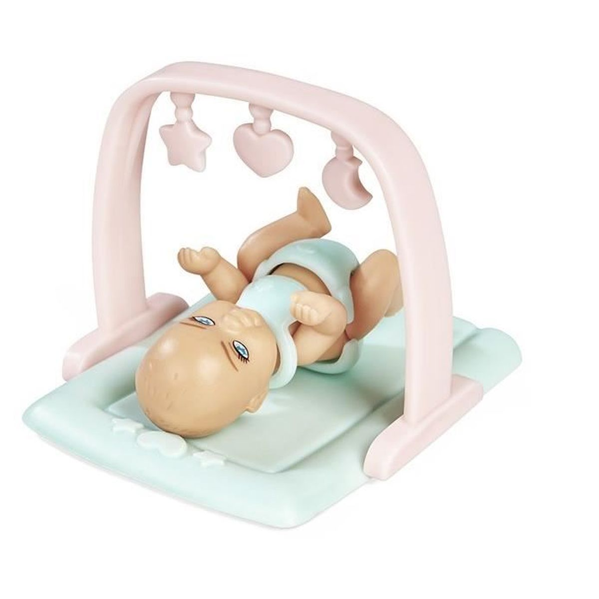 Eine Babypuppe liegt auf einer Spielmatte unter einem rosa Bogen mit hängendem Spielzeug. Die Puppe trägt eine Windel und liegt nach oben.