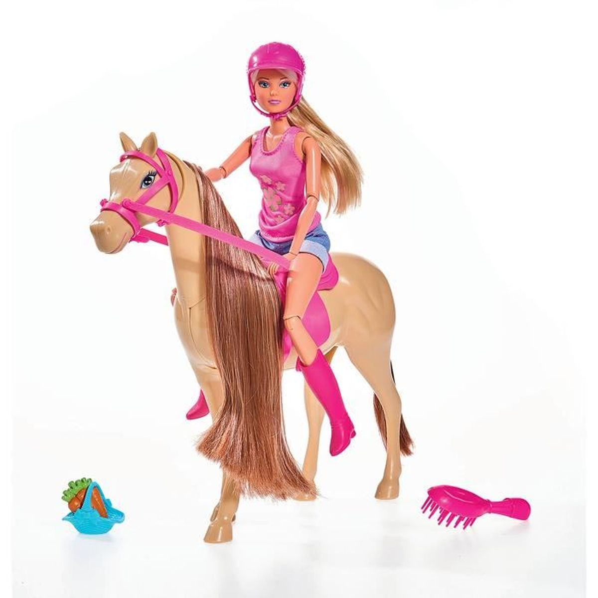 Eine Puppe auf einem Pferd mit rosa Helm, Oberteil und Stiefeln. Ein blauer Korb mit Karotten und eine rosa Bürste liegen am Boden.