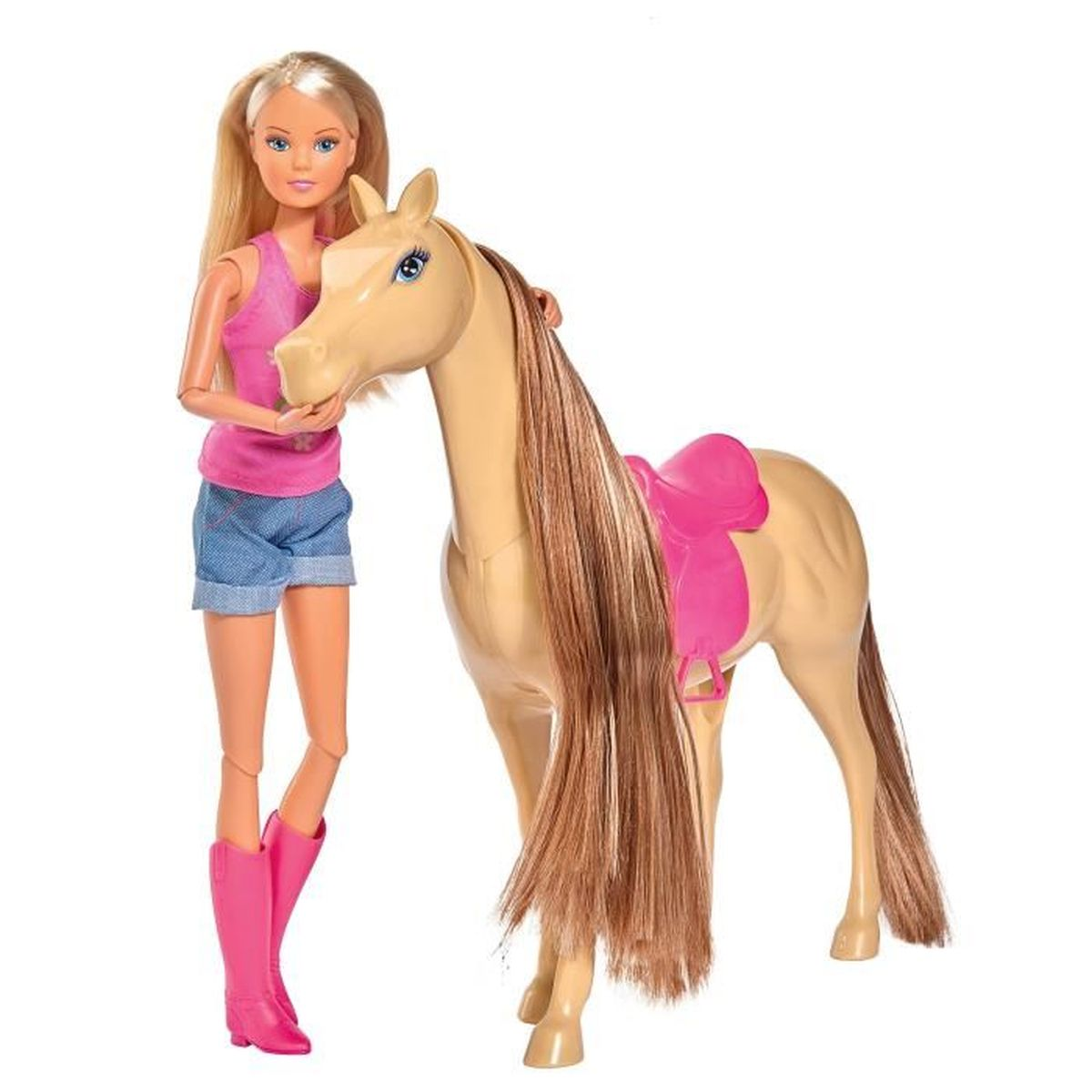 Eine Puppe mit rosa Oberteil, Jeansshorts und rosa Stiefeln steht neben einem Spielzeugpferd mit rosa Sattel. Beide sind Spielzeuge.