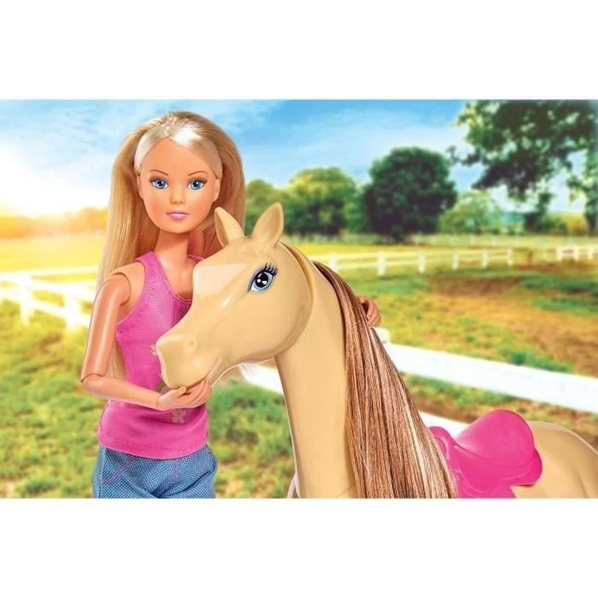 Eine Puppe mit blondem Haar, die ein rosa Oberteil und blaue Shorts trägt, steht neben einem Spielzeugpferd. Das Pferd hat einen rosafarbenen Sattel.