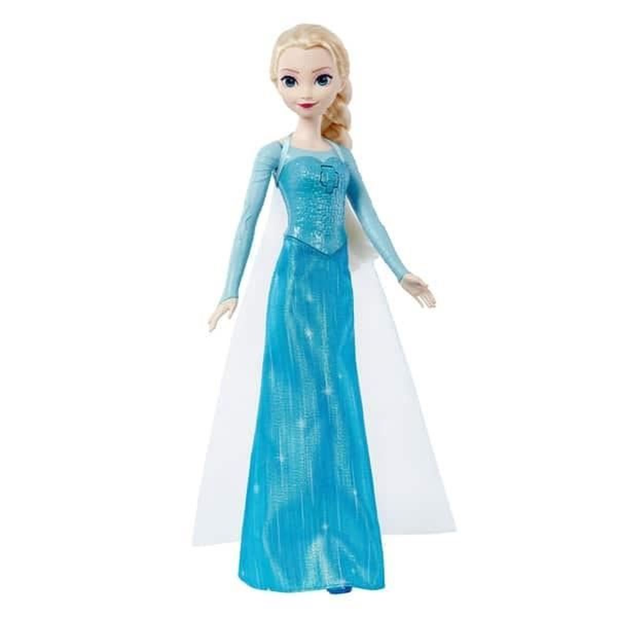 Una muñeca de Elsa de Frozen. Lleva un vestido azul con una capa blanca. Tiene el pelo rubio y está de pie sobre un fondo blanco.