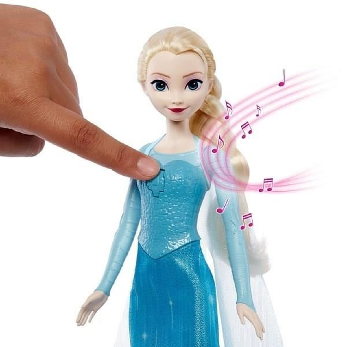 Muñeca Elsa con cabello rubio largo y vestido azul. Un dedo toca el pecho, aparecen notas musicales. Fondo blanco.