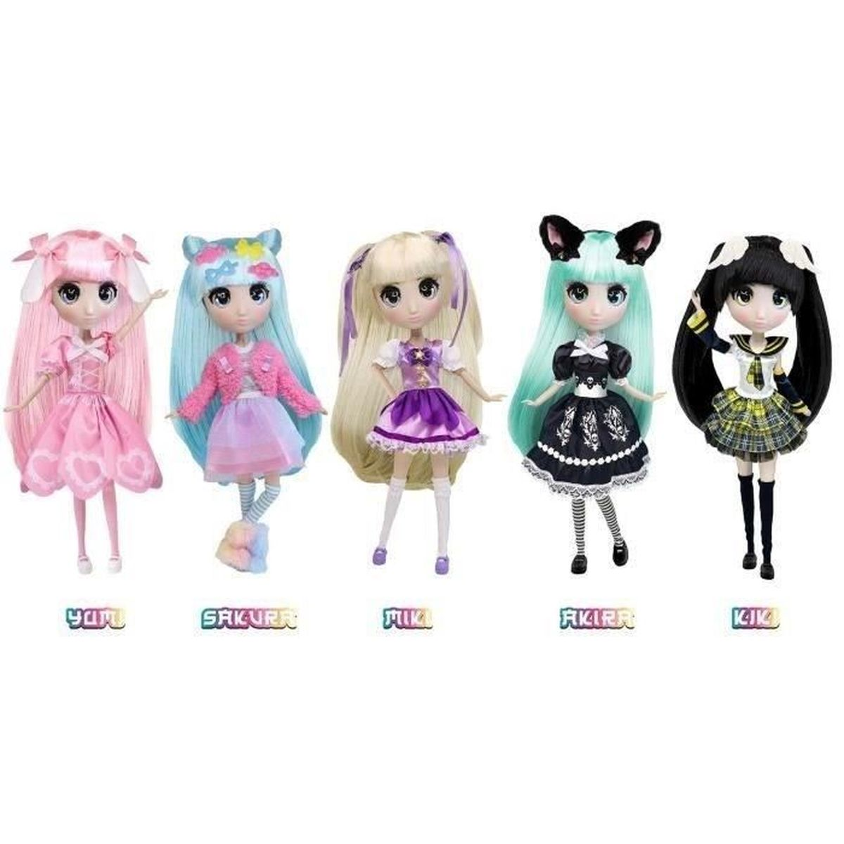 Fünf Anime-Puppen mit verschiedenen Haarfarben und Outfits, beschriftet mit Yumi, Sakura, Miki, Akira und Kiki, vor weißem Hintergrund.
