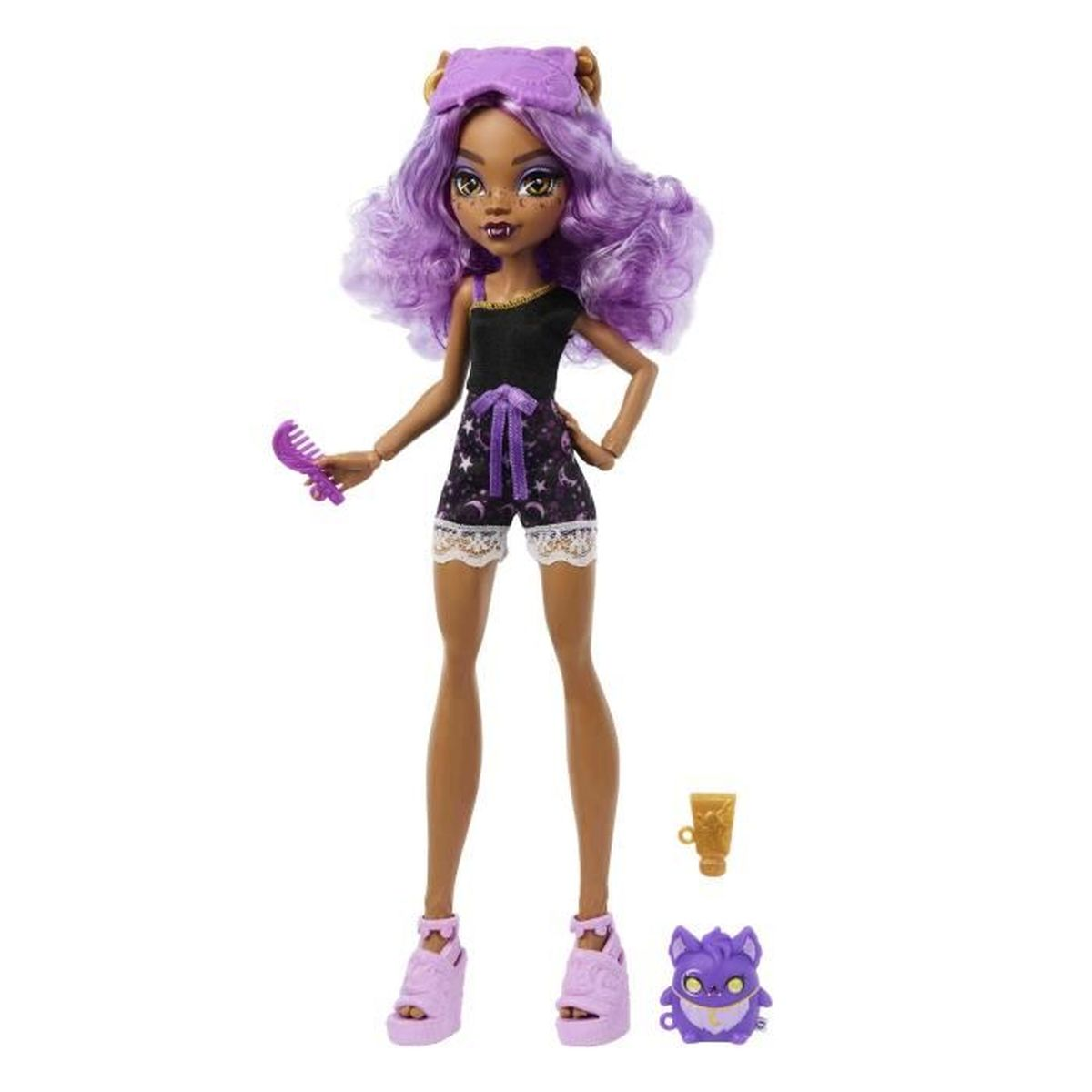 Eine Monster High-Puppe mit lila Haaren und Pyjama, die einen Kamm hält. Zubehör: Schuhe, ein Becher und ein katzenförmiger Gegenstand.
