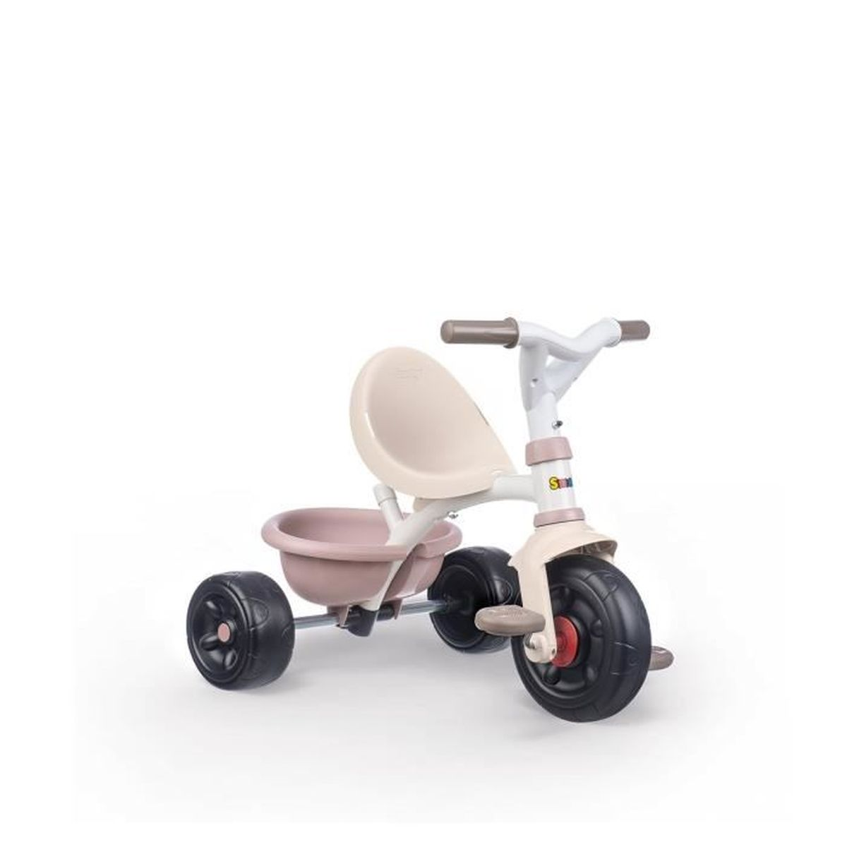 Ein Kindertrike mit beigem Sitz und Korb, weißem Rahmen und schwarzen Reifen vor weißem Hintergrund.