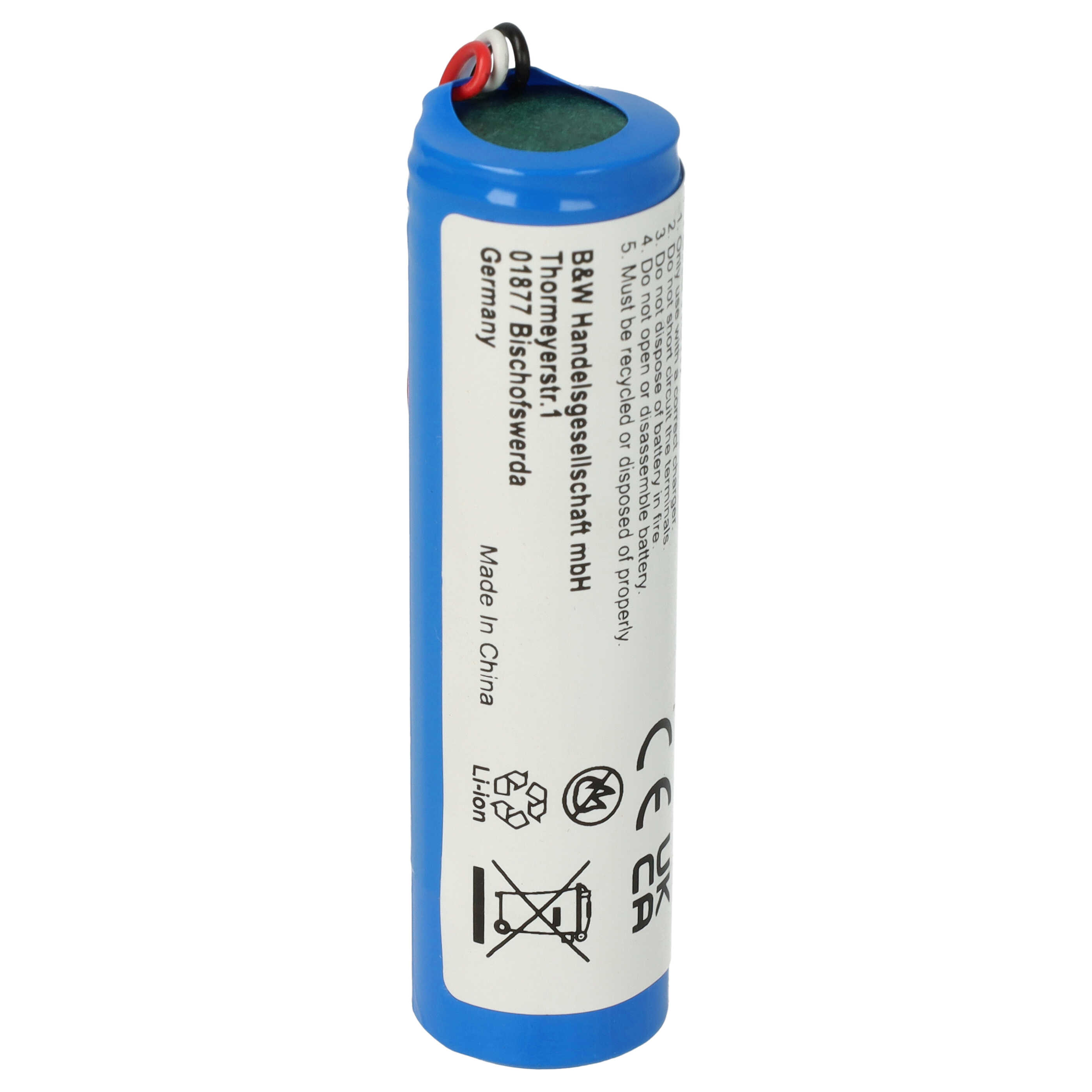 Eine blaue zylindrische Batterie mit weißem Etikett, schwarzen und roten Drähten und Recycling-Symbolen.