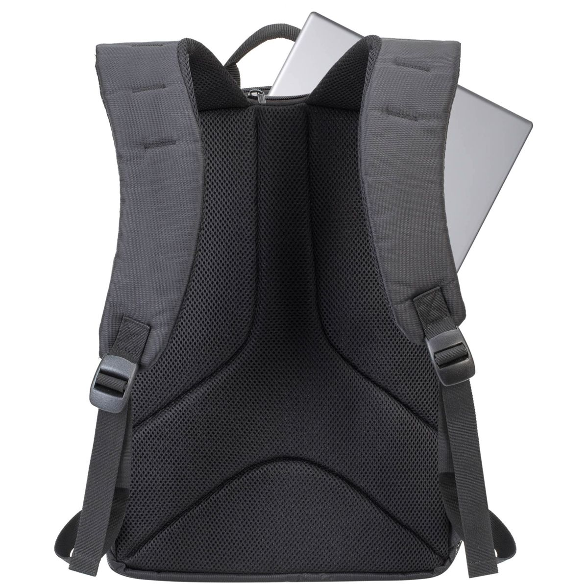 Ein dunkelgrauer Rucksack mit teilweise eingelegtem Laptop. Die Rückseite hat ein Mesh-Panel. Riemen und Schnallen sind sichtbar.