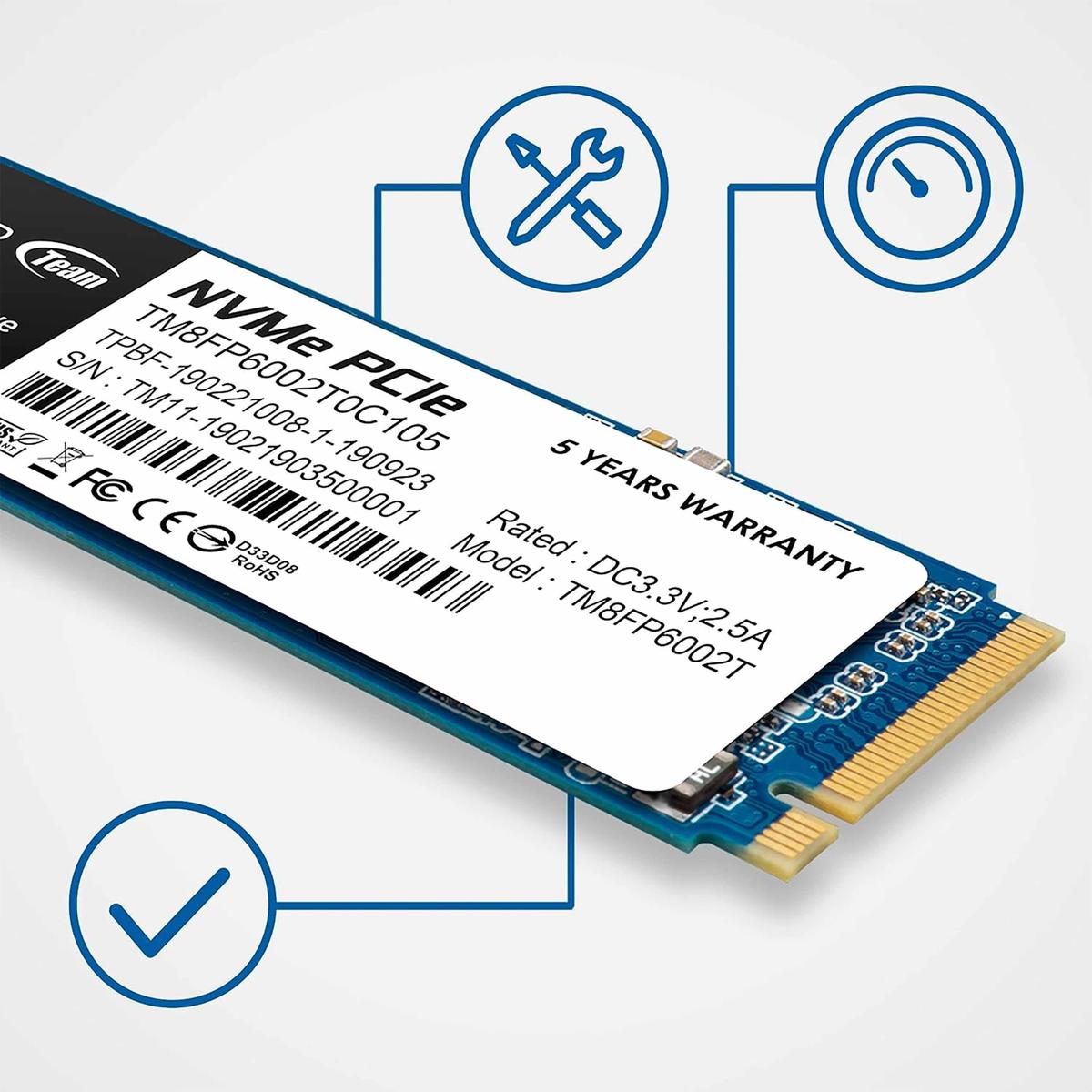 Niebieski dysk SSD NVMe PCIe z białą etykietą wyświetlającą szczegóły produktu. Ikony klucza, prędkościomierza i znaku wyboru go otaczają.
