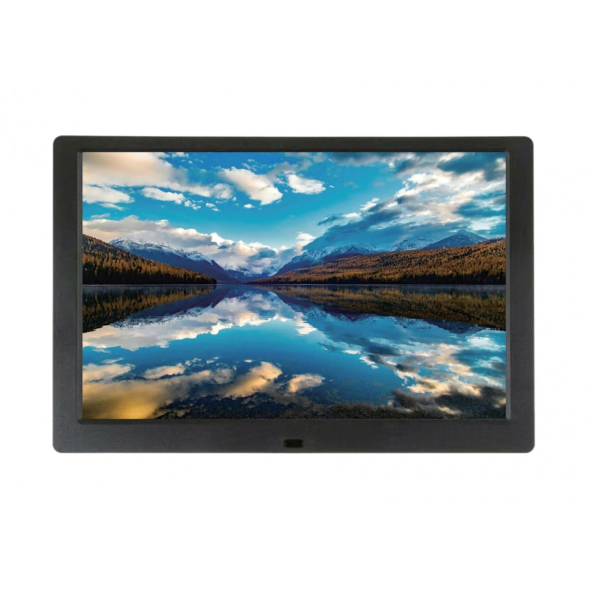 Digitaler Fotorahmen, der eine malerische Landschaft mit See, Bergen und bewölktem Himmel zeigt. Das Bild spiegelt sich im Wasser.