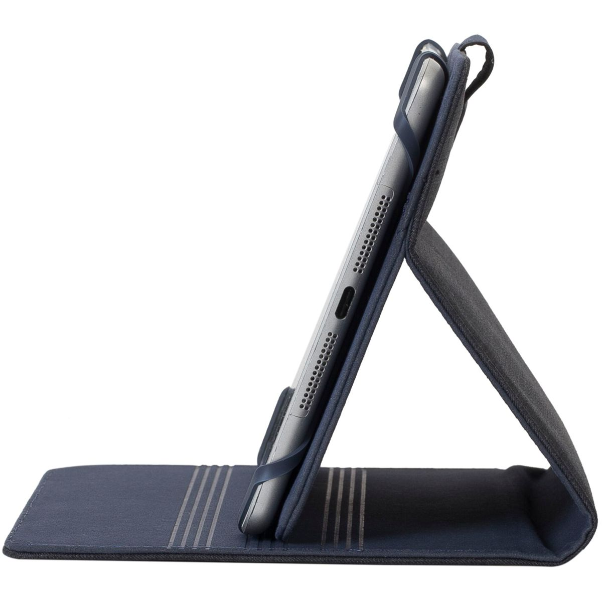 iPad w ciemnoniebieskim etui jest podparty. Etui jest otwarte, podtrzymując tablet. Podstawa ma linie.