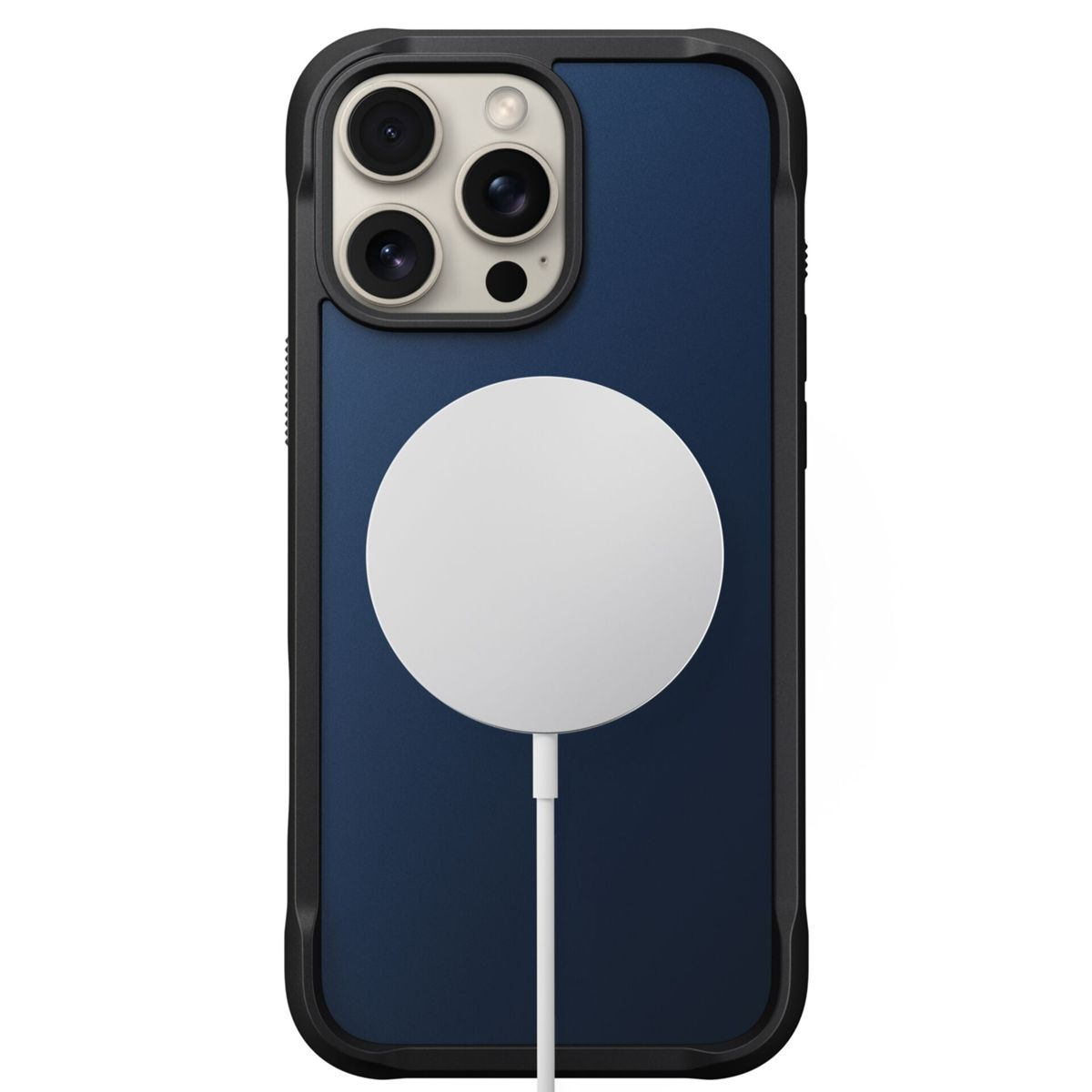 iPhone in una custodia nera con retro blu. È collegato un caricatore MagSafe bianco. Obiettivi e flash sono visibili in alto.