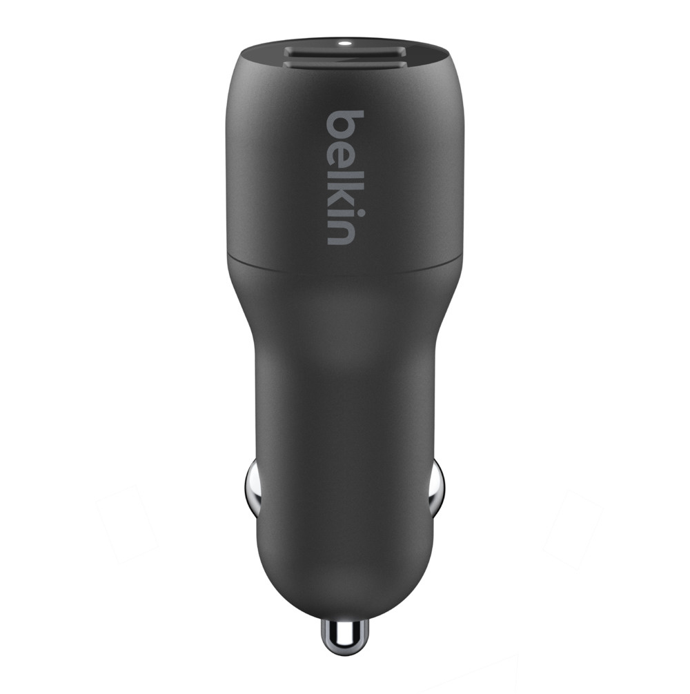 Ein schwarzes Belkin-Autoladegerät. Es hat einen USB-Anschluss und eine silberne Verkleidung. Das Belkin-Logo ist auf der Seite aufgedruckt.