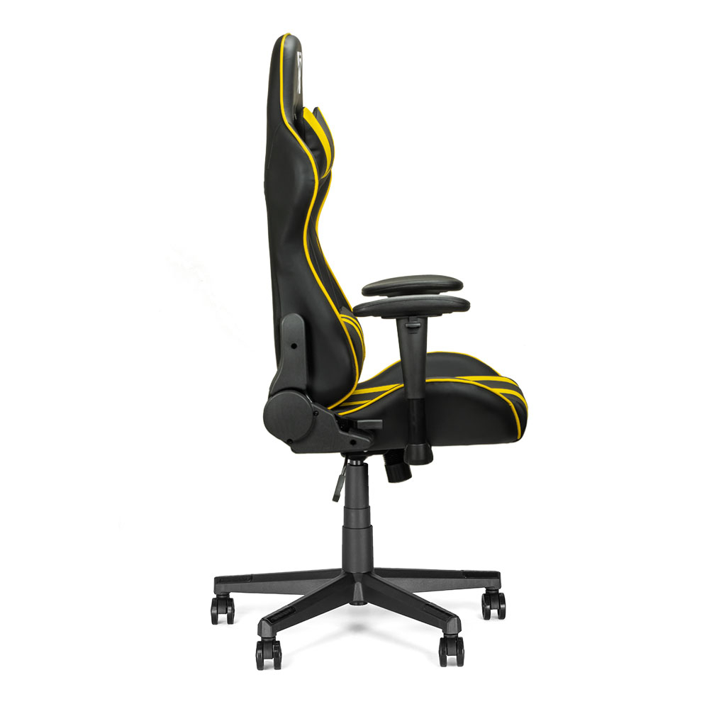 Zwarte en gele gamingstoel. Zijaanzicht. Voorzien van armleuningen, een hoge rugleuning en een vijfsterrenvoet met wielen. Geïsoleerd op wit.