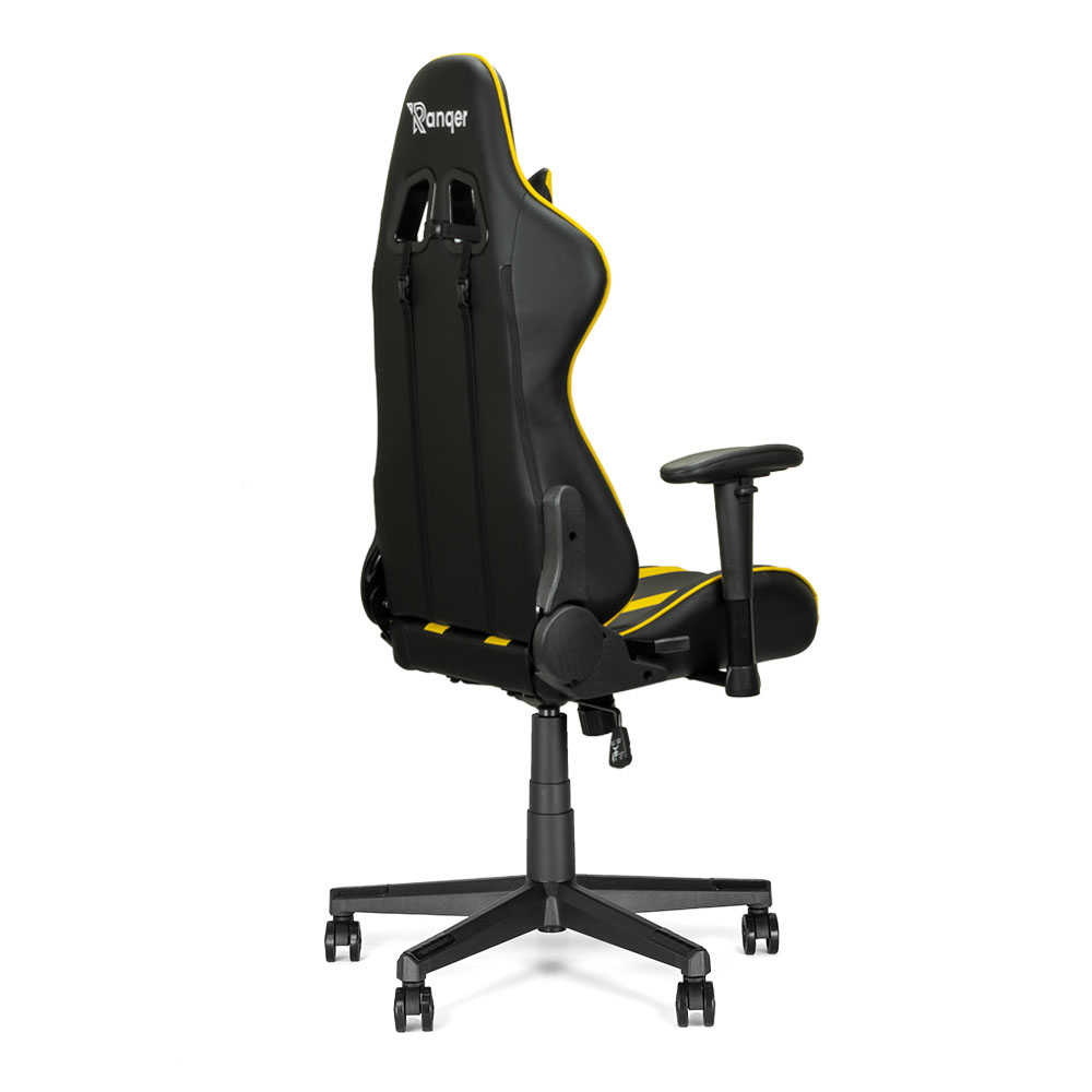 Een zwarte en gele gamingstoel, de 'Ranger'. Hij heeft een hoge rugleuning, armleuningen en een vijfsterrenvoet met wielen, naar rechts gekanteld.
