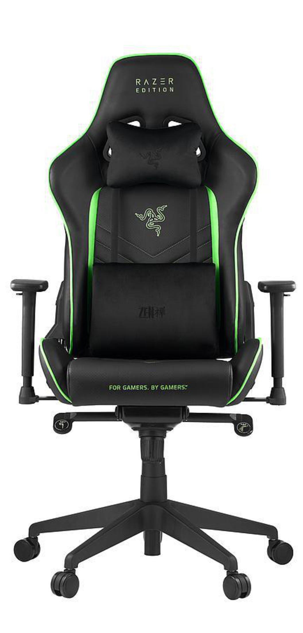 Schwarzer und grüner Razer-Gaming-Stuhl. Mit Kopfstütze, Rückenlehne, Armlehnen und Gestell mit Rollen. Razer-Logo sichtbar.