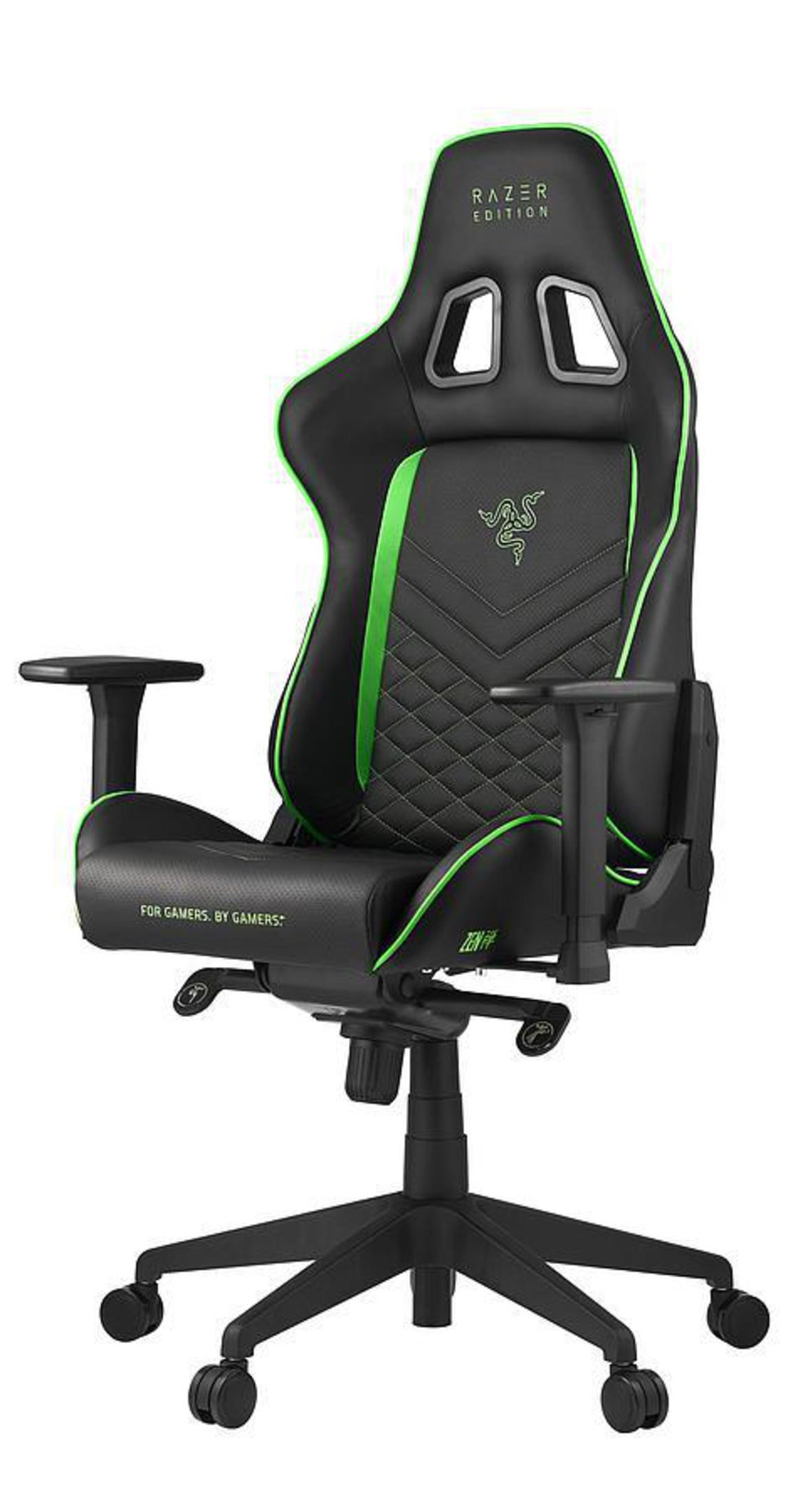 Schwarzer und grüner Razer-Gaming-Stuhl. Er hat eine rautenförmig gesteppte Rückenlehne, Armlehnen und ein Fünf-Rollen-Gestell.