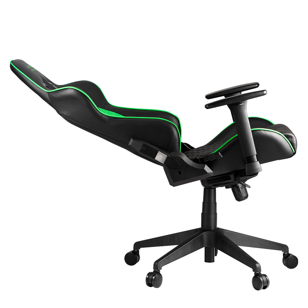 Schwarzer und grüner Gaming-Stuhl. Er hat eine hohe Rückenlehne, Armlehnen und ein Fünf-Sterne-Gestell mit Rollen.