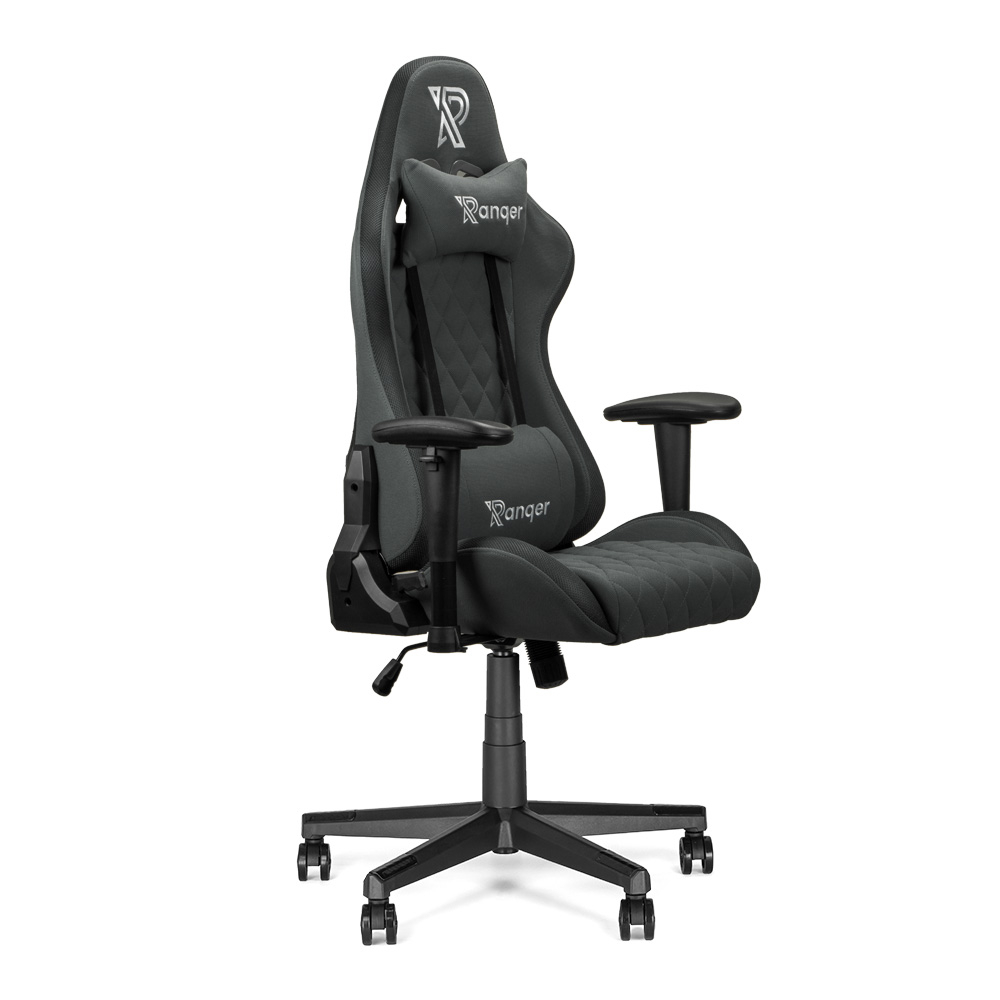Ein schwarzer und grauer Gaming-Stuhl. Er hat eine Kopfstütze mit dem Ranger-Logo, Armlehnen und ein Fünf-Sterne-Gestell mit Rollen.