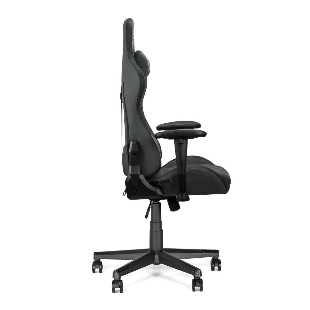 Ein grauer Gaming-Stuhl wird im Profil gezeigt. Er hat eine hohe Rückenlehne, Armlehnen, einen Sitz und ein Fünf-Sterne-Gestell mit Rädern. Der Hintergrund ist weiß.