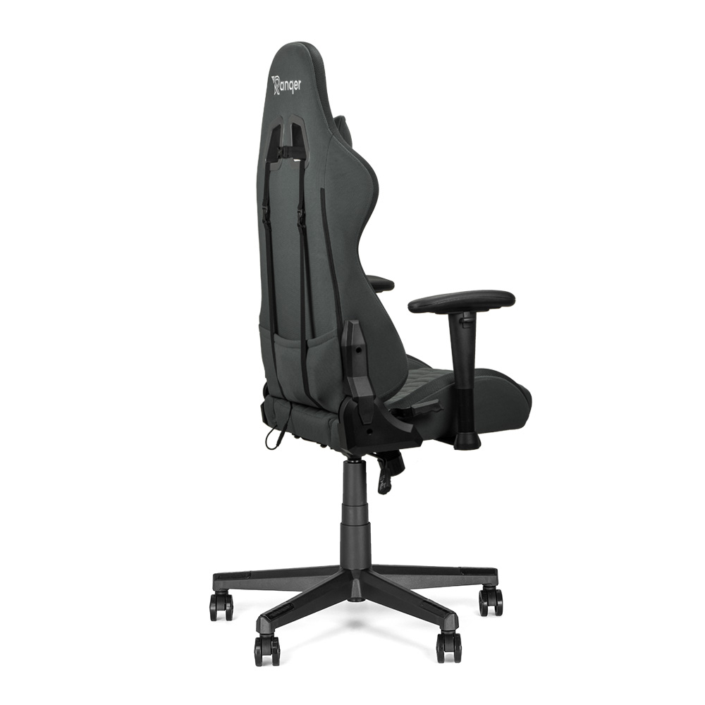 Ein grauer Gaming-Stuhl, von der Seite und hinten gesehen. Er hat eine hohe Rückenlehne, Armlehnen und ein Fünf-Sterne-Gestell mit Rollen. Die Marke ist Ranger.