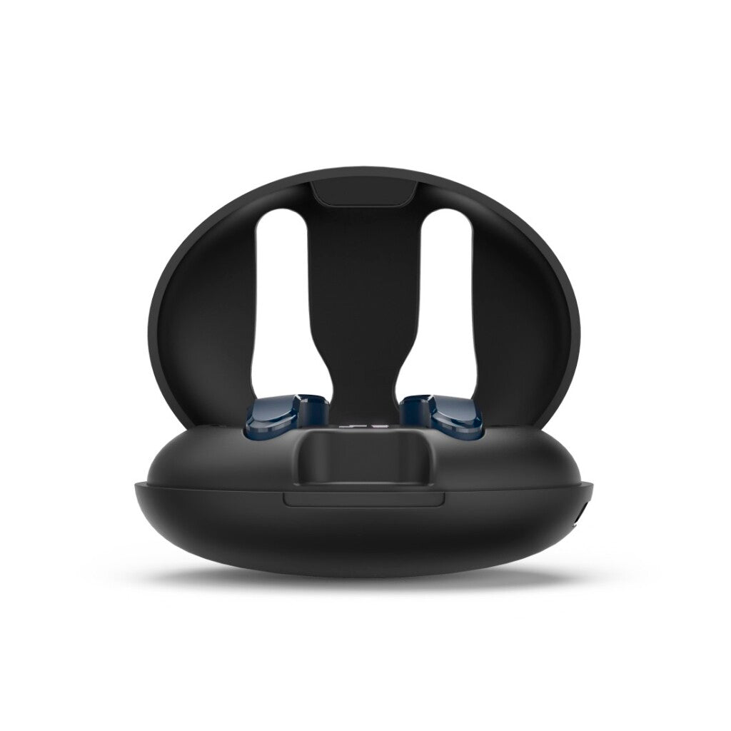 Czarny, otwarty futerał ładujący słuchawki z dwoma białymi uchwytami na słuchawki. Dwa niebieskie słuchawki w środku.