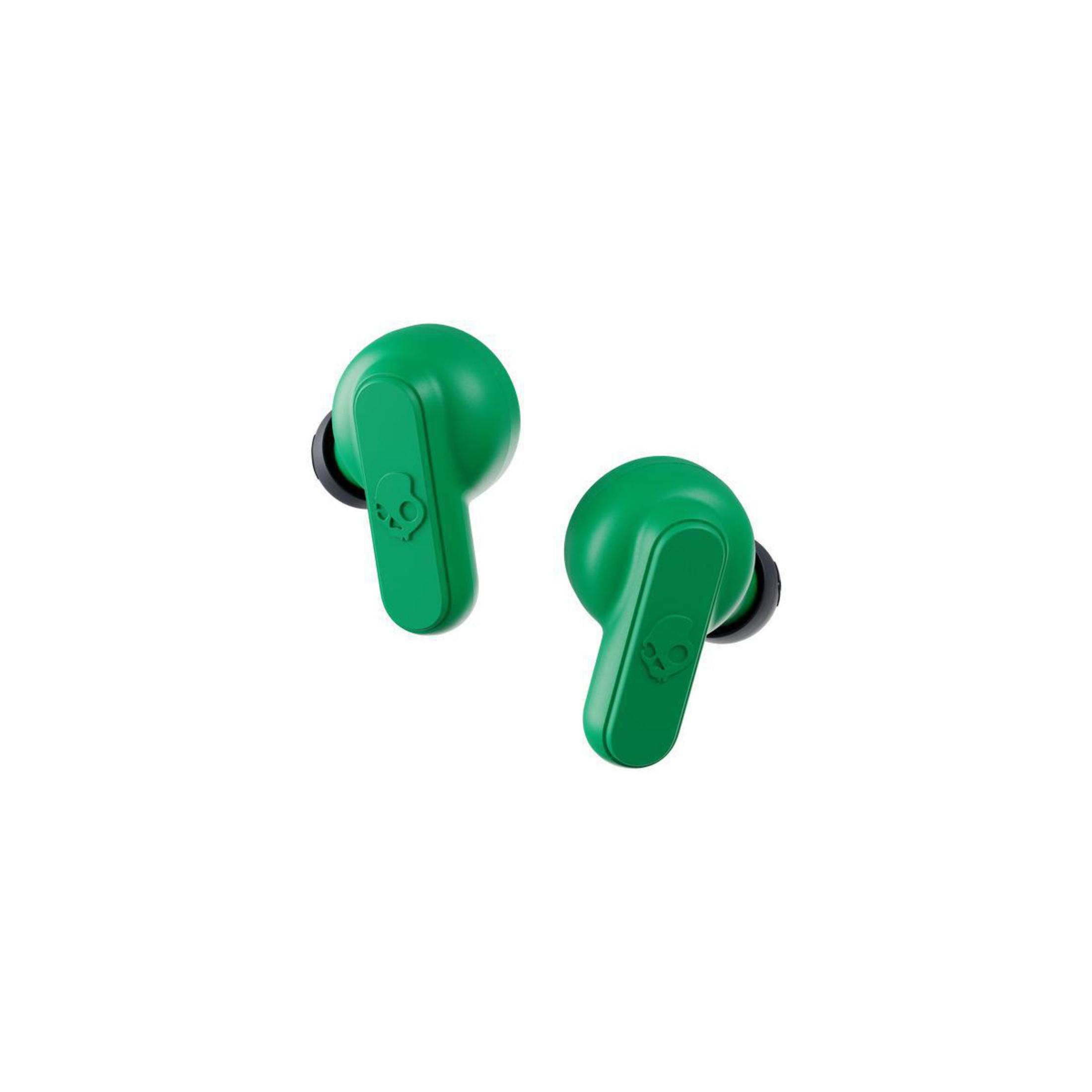 Zwei grüne Skullcandy-Ohrhörer auf weißem Hintergrund. Jeder Ohrhörer hat ein Totenkopf-Logo.