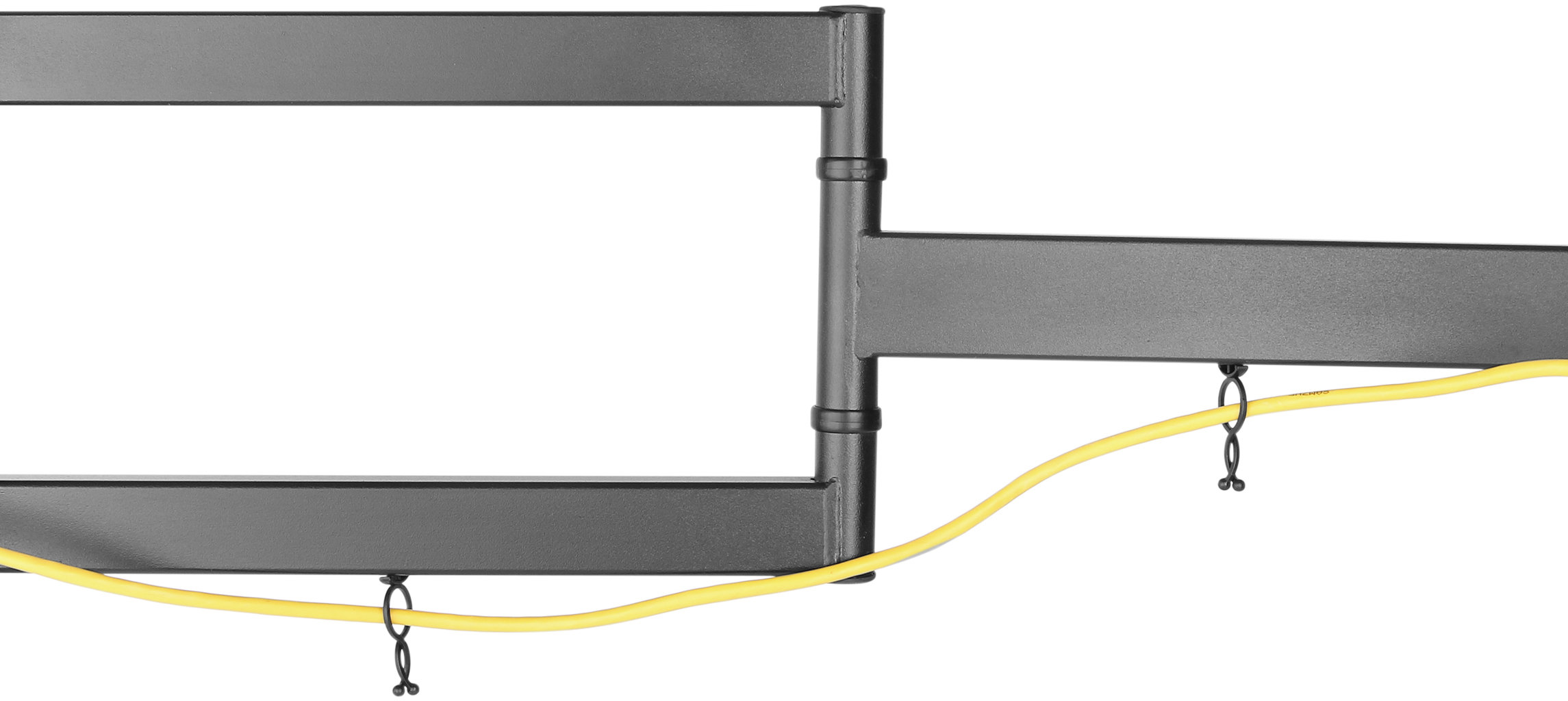 Eine dunkelgraue Metallstruktur mit einem gelben Kabel, das mit schwarzen Clips befestigt ist, vor weißem Hintergrund.