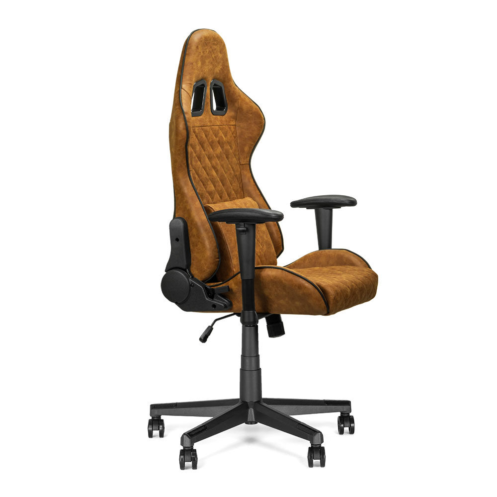 Une chaise de jeu marron et noire. Elle a un haut dossier, des accoudoirs et un piètement à cinq branches avec roulettes, sur fond blanc.