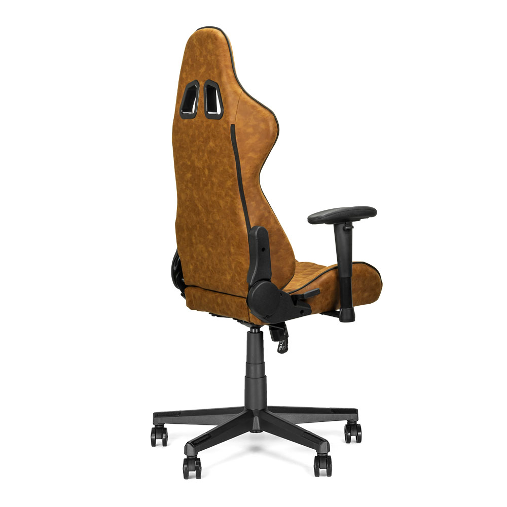 Une chaise de jeu marron et noire. La chaise a un dossier haut avec deux trous et des accoudoirs noirs. Elle repose sur une base noire avec des roues.