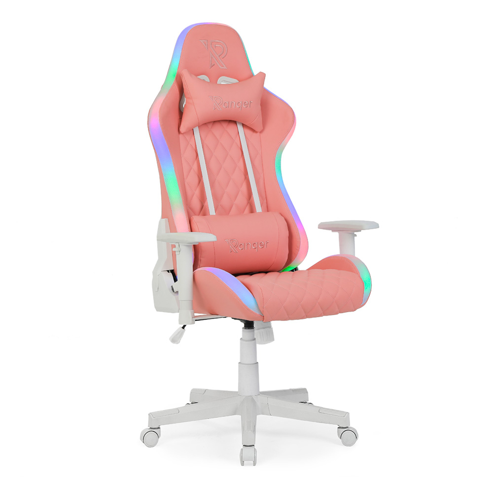 Une chaise de jeu rose avec des lumières LED. Elle a un appuie-tête avec le mot "Ranger" et un motif en losanges. La base est blanche.