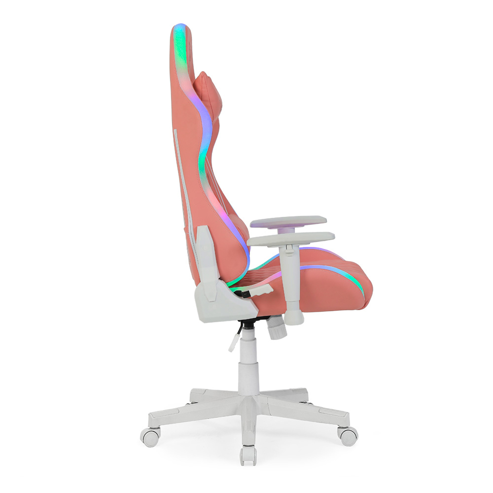 Une chaise de jeu rose avec des accents blancs et un éclairage LED multicolore. La chaise est sur une base blanche avec des roulettes.