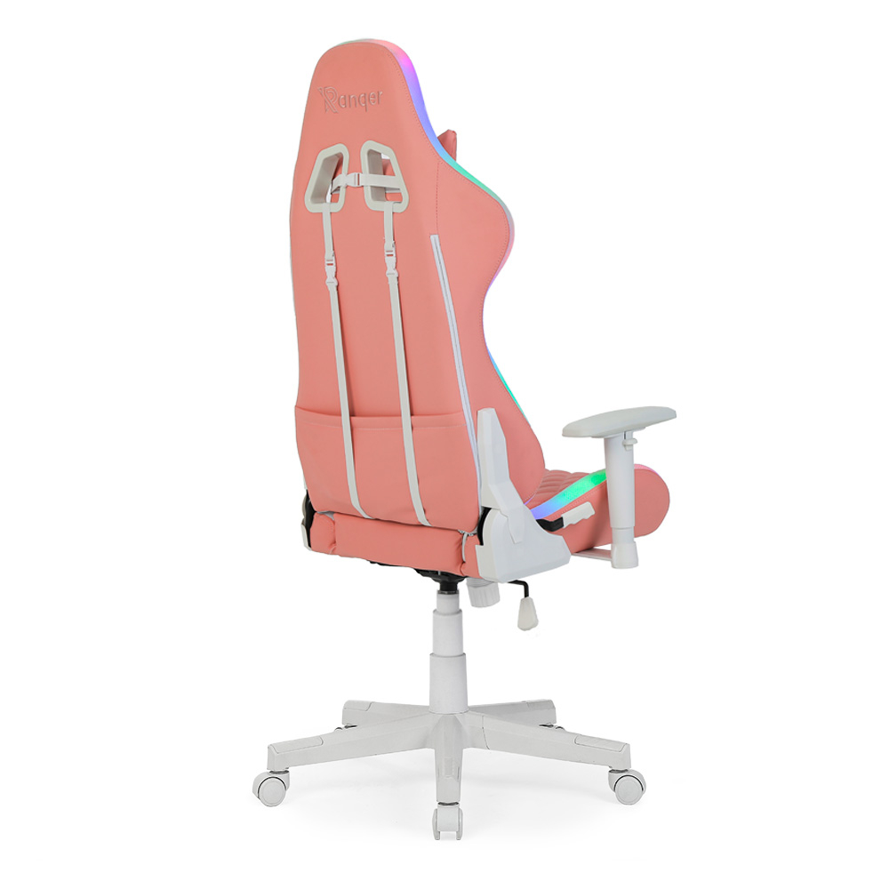 Une chaise de jeu rose avec des accents blancs et une base blanche. La chaise a des lumières LED autour de l'appuie-tête et du siège.