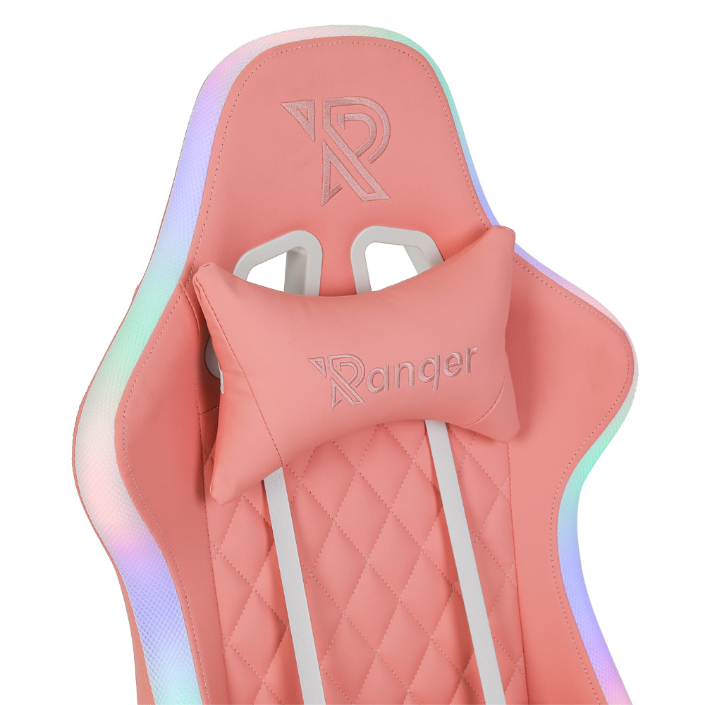 Une chaise de jeu rose avec un appui-tête et un coussin lombaire. La chaise a des accents blancs et un logo. Elle est sur fond blanc.
