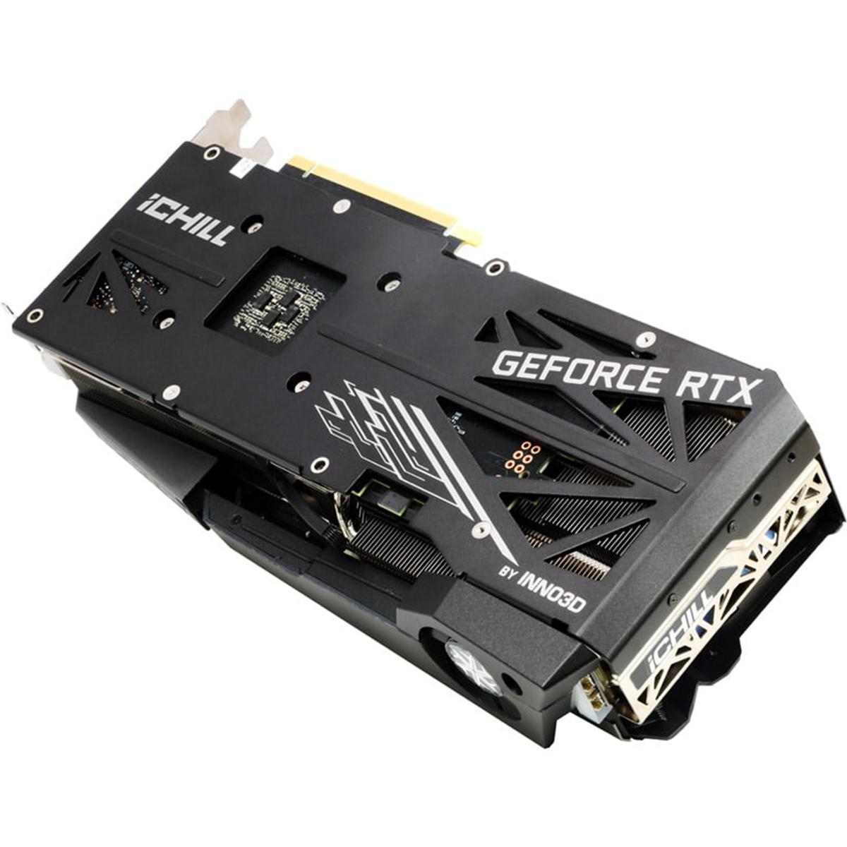 Una scheda grafica nera e argento con le parole iChill e GeForce RTX visibili.