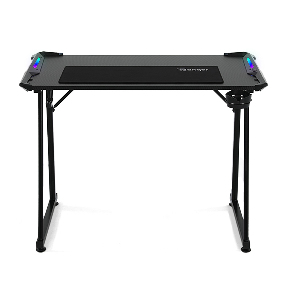 Gaming-Schreibtisch mit schwarzer Carbonfaser-Oberfläche, schwarzen Beinen und RGB-Beleuchtung an den Kanten und einem Mauspad.