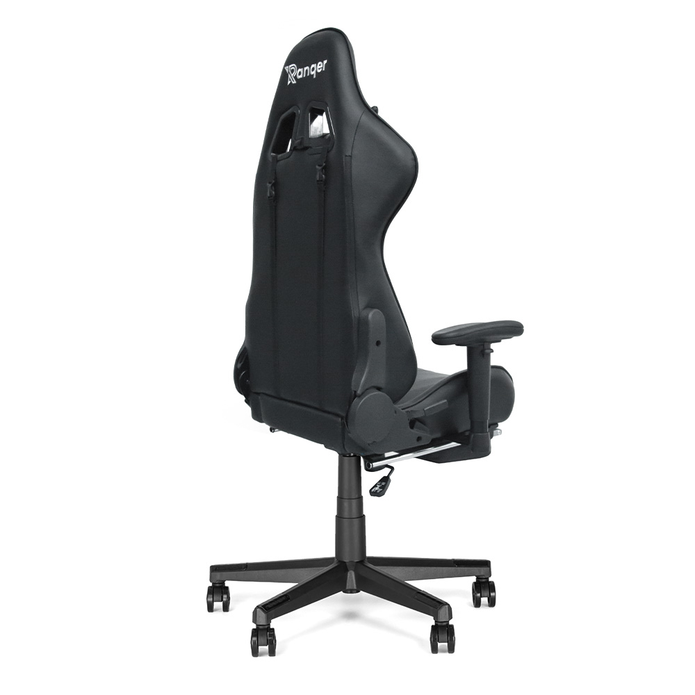 Een zwarte Ranger gaming stoel. Hij heeft een hoge rugleuning, armleuningen en een vijfsterrenvoet met wielen. De merknaam is zichtbaar.