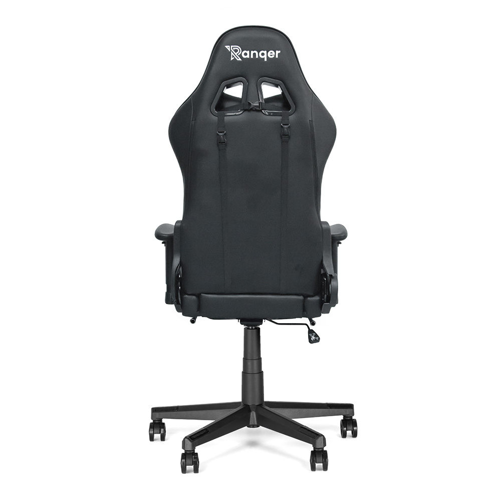 Zwarte gamingstoel van achteren. Hij heeft een zwarte basis met wielen en een hoofdsteun met het merk Ranger.
