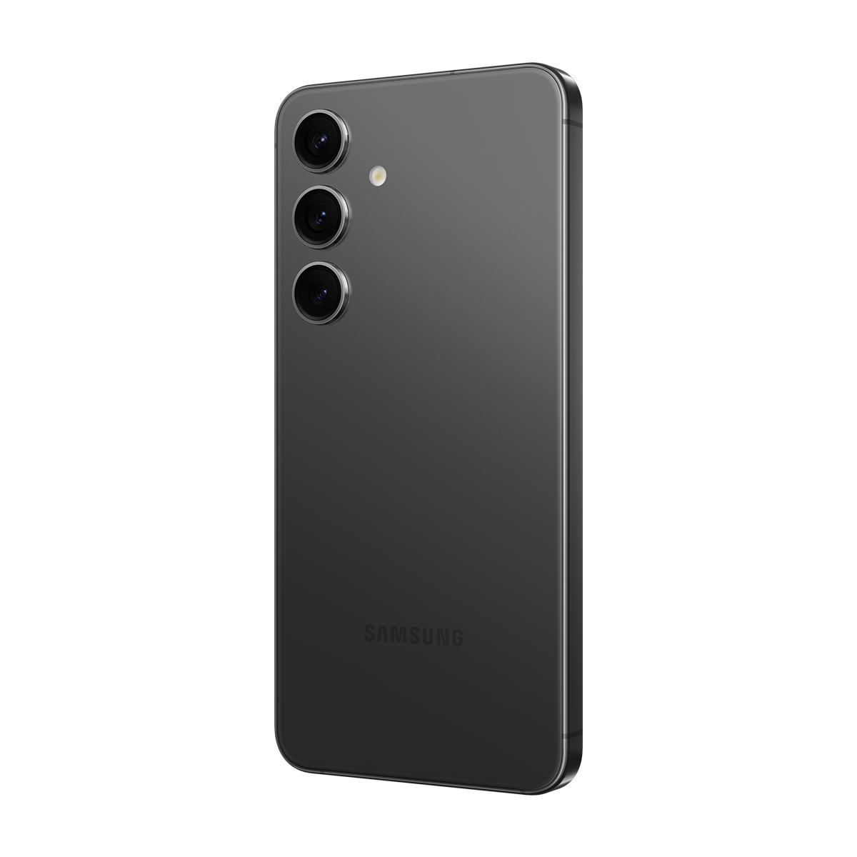 Üç arka kameralı koyu gri bir akıllı telefon gösteriliyor. Samsung logosu görülebilir. Telefon beyaz bir arka plana karşı açılı olarak duruyor.