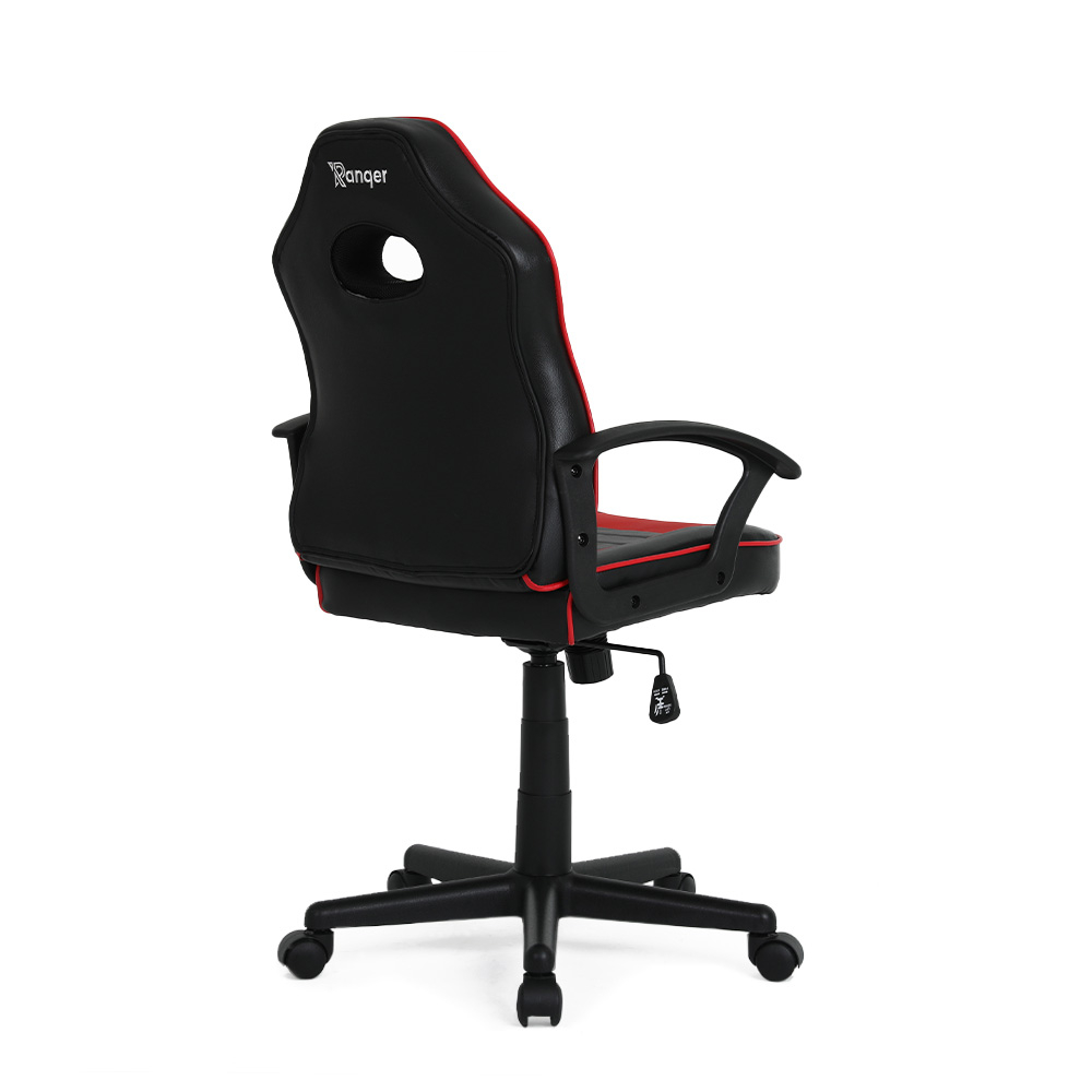 Une chaise de jeu noire et rouge vue de dos. Elle a un logo Ranger, un trou dans le dossier, des accoudoirs et un levier de réglage de la hauteur.
