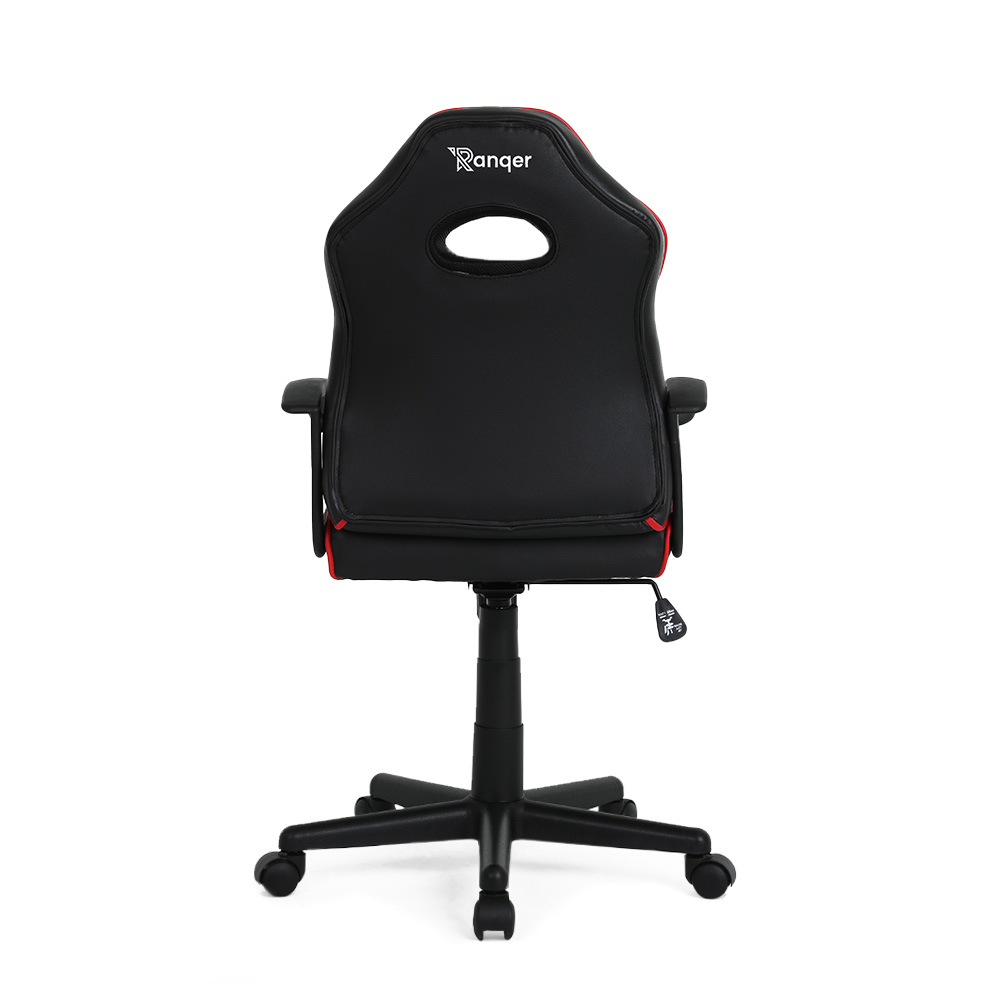 Une chaise de jeu Ranger noire et rouge est montrée de dos. Elle a des accoudoirs, un trou rond dans le dossier et une base à cinq roulettes.