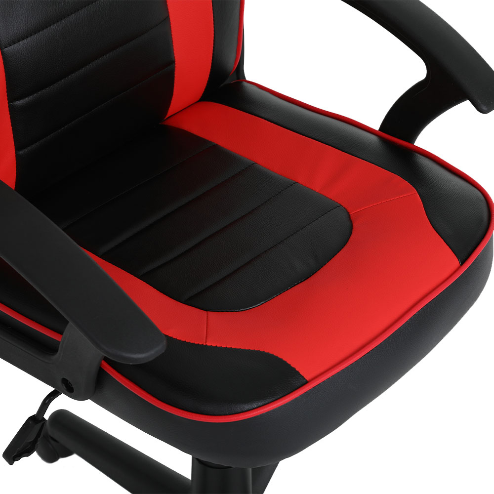 Gros plan sur une chaise de jeu. Elle est en cuir noir et rouge. La chaise a des accoudoirs. Le fond est blanc.