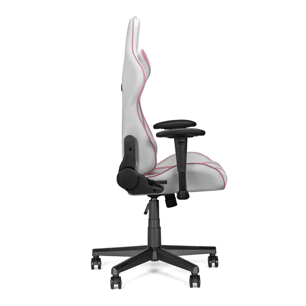 Une chaise de jeu blanche et rose est montrée de côté. Elle a des accoudoirs noirs, une base noire avec des roues et un dossier haut.