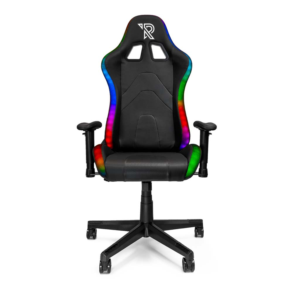 Ein schwarzer Gaming-Stuhl mit einem Regenbogen-LED-Rand. Er hat ein Logo auf der Kopfstütze und steht vor weißem Hintergrund.