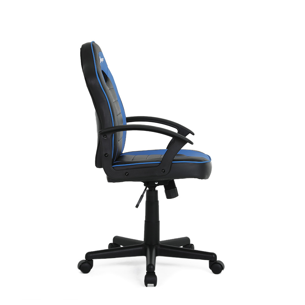 Chaise gaming noire avec des touches de bleu. Dispose d'accoudoirs, d'une base à cinq roues et d'une hauteur réglable. Le fond est blanc.