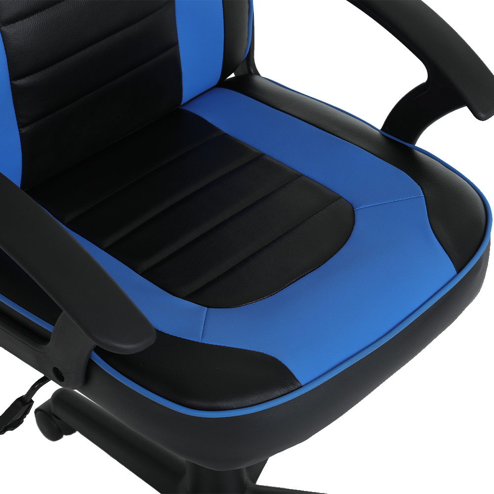 Gros plan sur une chaise de jeu bleue et noire. La chaise a une base noire, des accents bleus et des accoudoirs noirs. Le siège est détaillé.