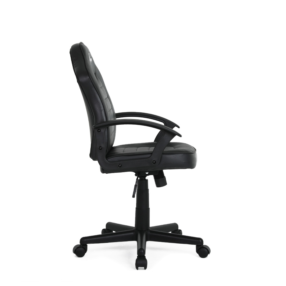 Un fauteuil de bureau noir est présenté de profil. Il a un dossier haut, des accoudoirs et un piètement à cinq branches avec roulettes. Le fond est blanc.