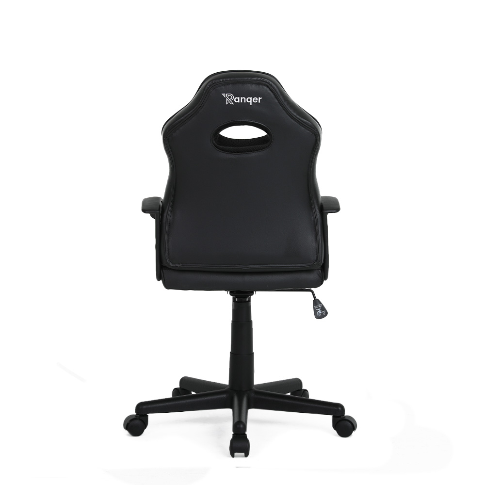 Une chaise de jeu noire vue de dos. Elle a un appui-tête avec un trou, des accoudoirs et un piètement à cinq branches avec roulettes.